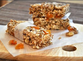 dried-apricot-granola-bar.jpg